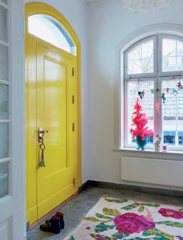 Разноцветный интерьер дома