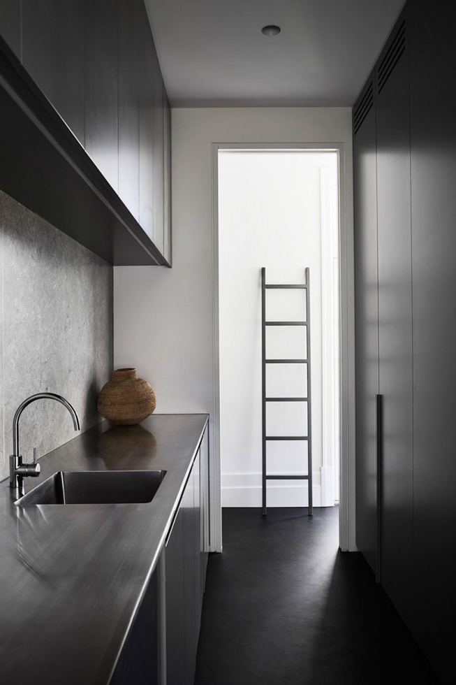 Строгий современный дизайн в старом арочном доме в Австралии