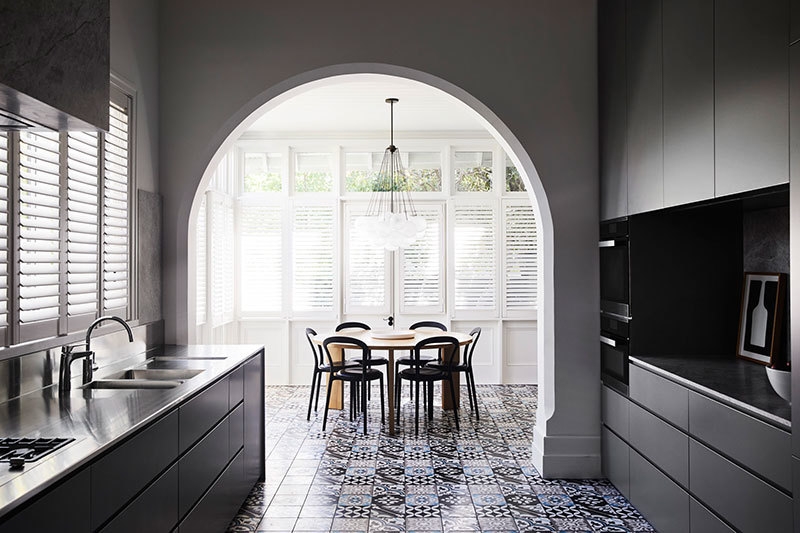 Строгий современный дизайн в старом арочном доме в Австралии