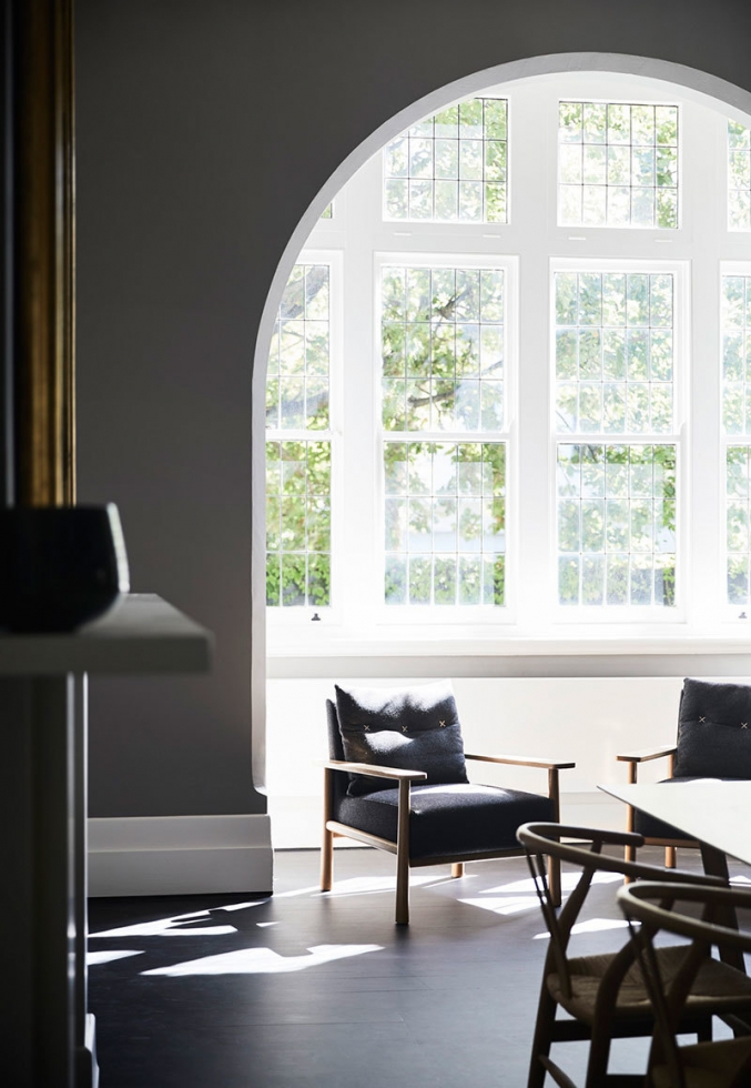 Строгий современный дизайн в старом арочном доме в Австралии