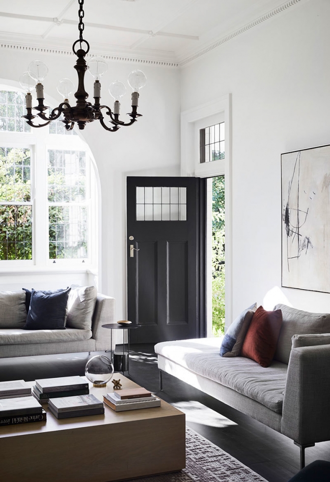 Строгий современный дизайн в старом арочном доме в Австралии