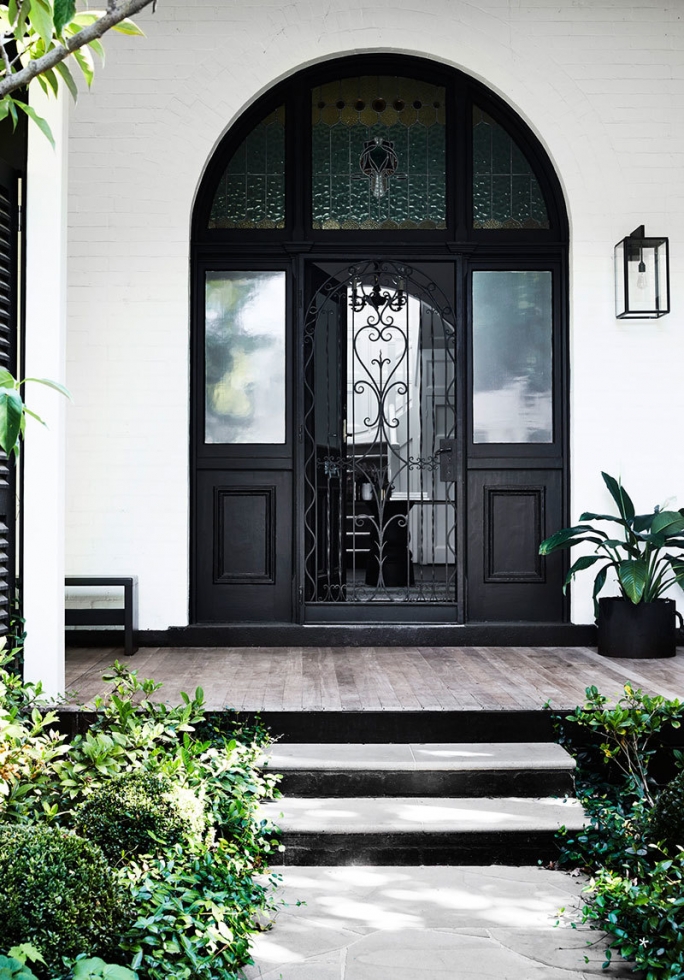 Строгий современный дизайн в старом арочном доме в Австралии