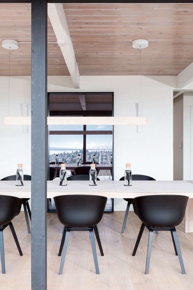 Современный дом с панорамными окнами в Канаде Современный дом с панорамными окнами в Канаде