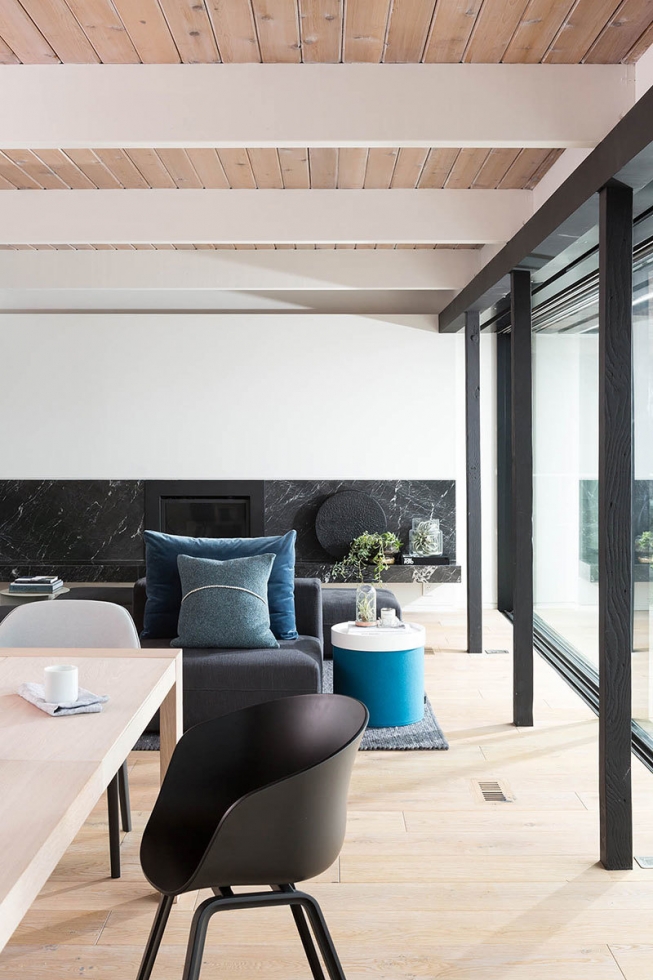 Современный дом с панорамными окнами в Канаде Современный дом с панорамными окнами в Канаде