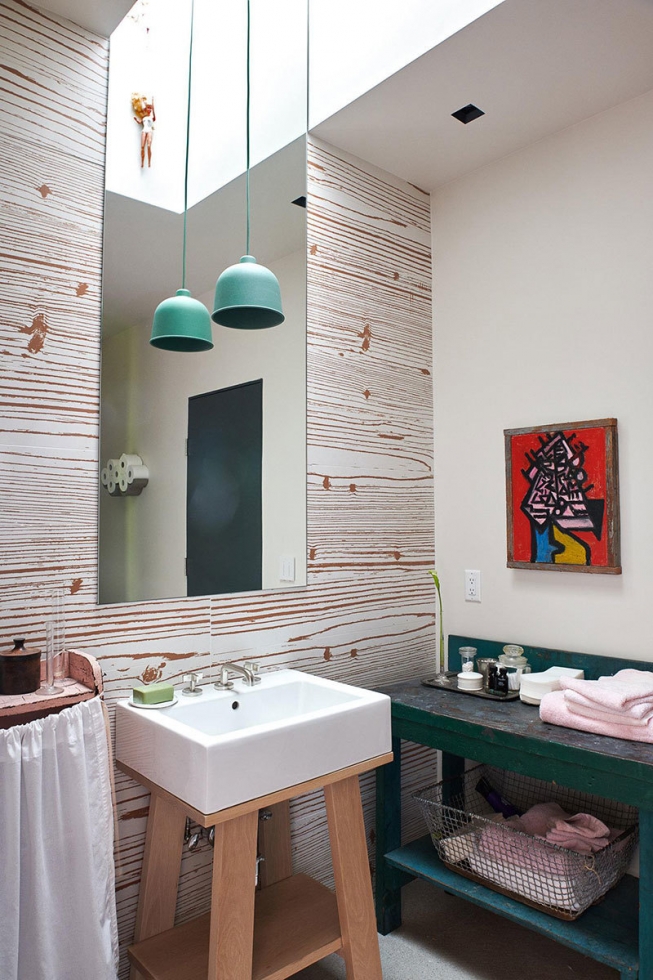 Необычный дом архитектора с черным фасадом у реки