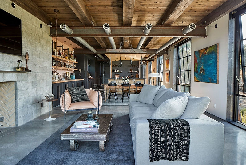 Необычный дом архитектора с черным фасадом у реки