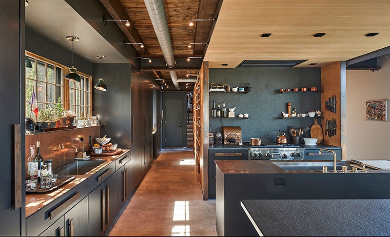 Необычный дом архитектора с черным фасадом у реки