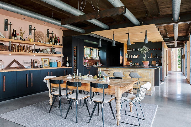 Необычный дом архитектора с черным фасадом у реки