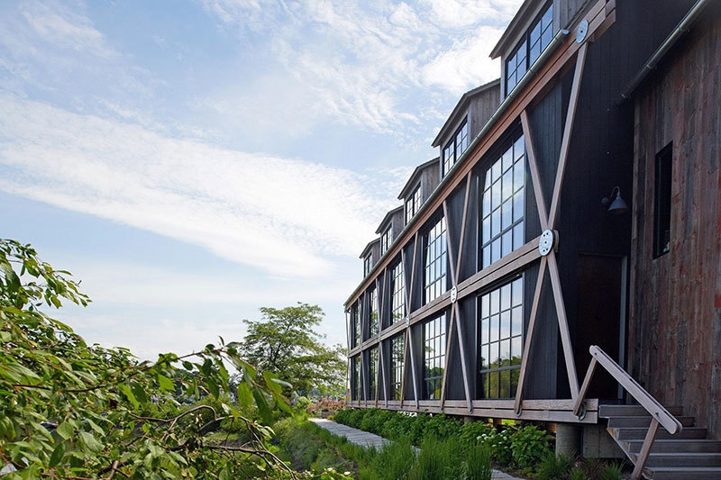 Необычный дом архитектора с черным фасадом у реки