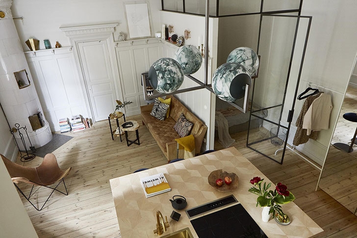 Маленькая квартира с золотым кухонным островом в Стокгольме (37 кв. м)