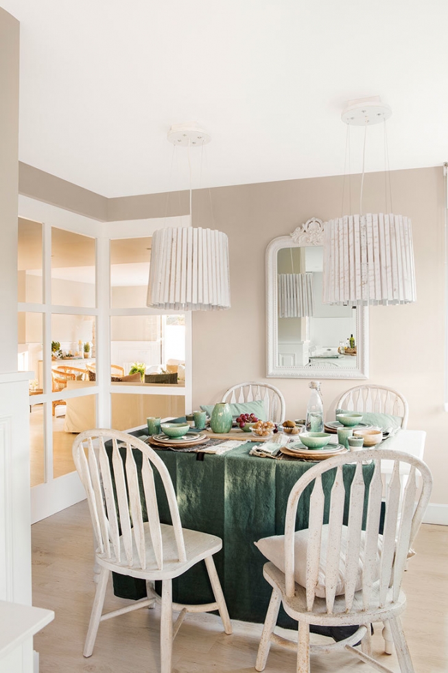 Белый, зеленый, соломенный: интерьер дома в Испании, который дарит умиротворение и радость