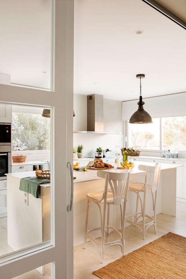 Белый, зеленый, соломенный: интерьер дома в Испании, который дарит умиротворение и радость