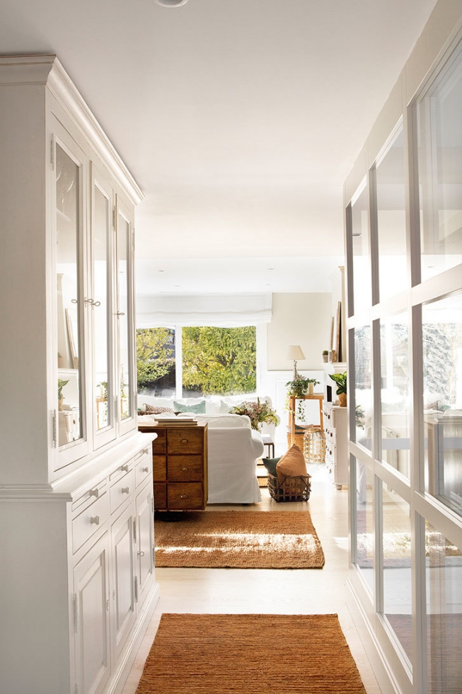 Белый, зеленый, соломенный: интерьер дома в Испании, который дарит умиротворение и радость