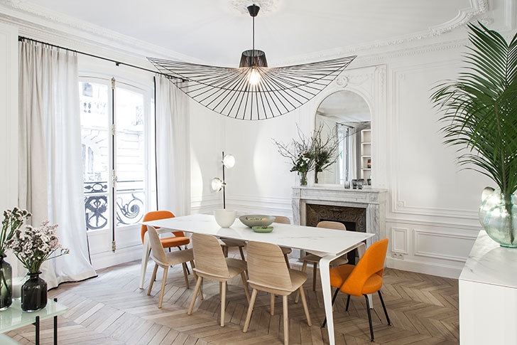Белоснежная парижская квартира с оранжевыми и желтыми деталями