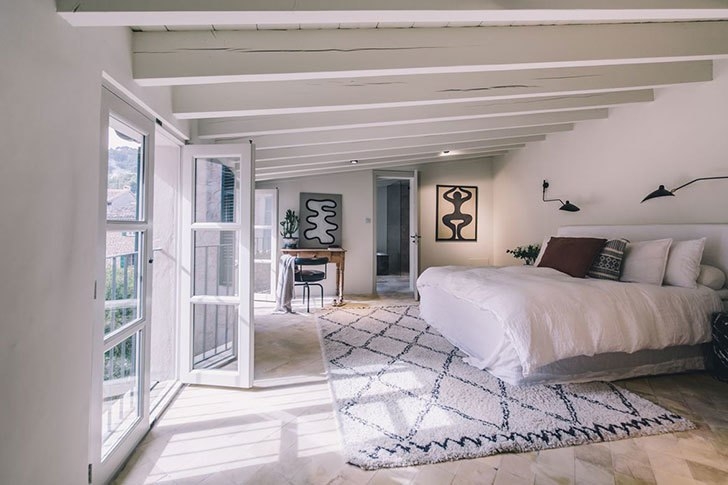 Современный интерьер старинного таунхауса на Майорке