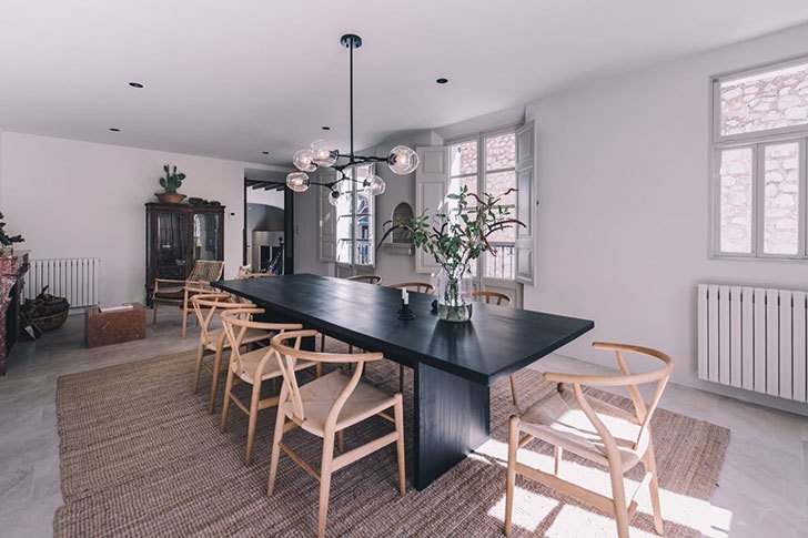 Современный интерьер старинного таунхауса на Майорке