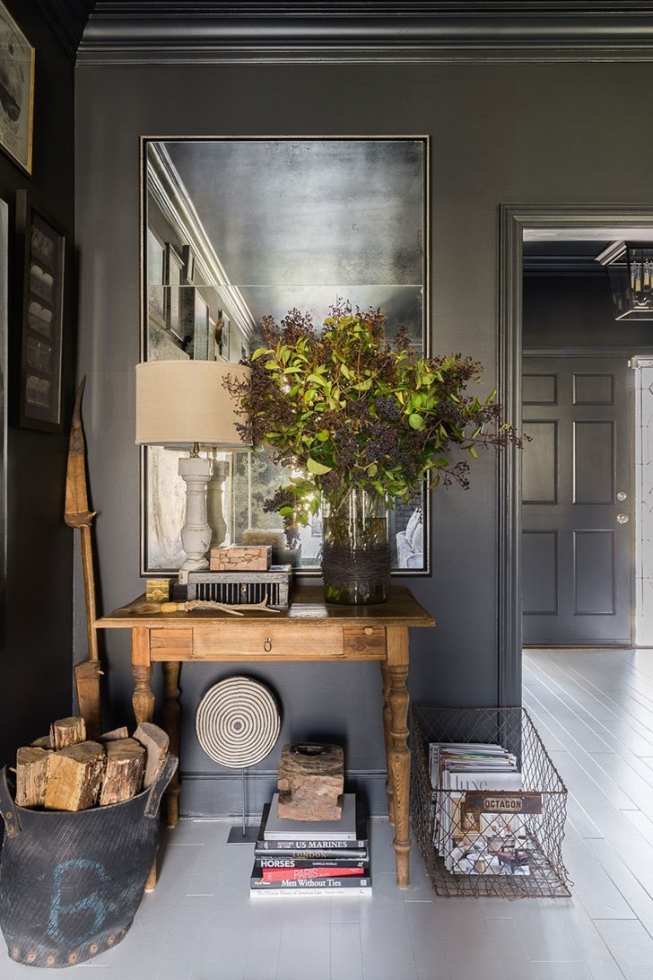 Тёмный интерьер дома дизайнера Sean Anderson в Мемфисе, США