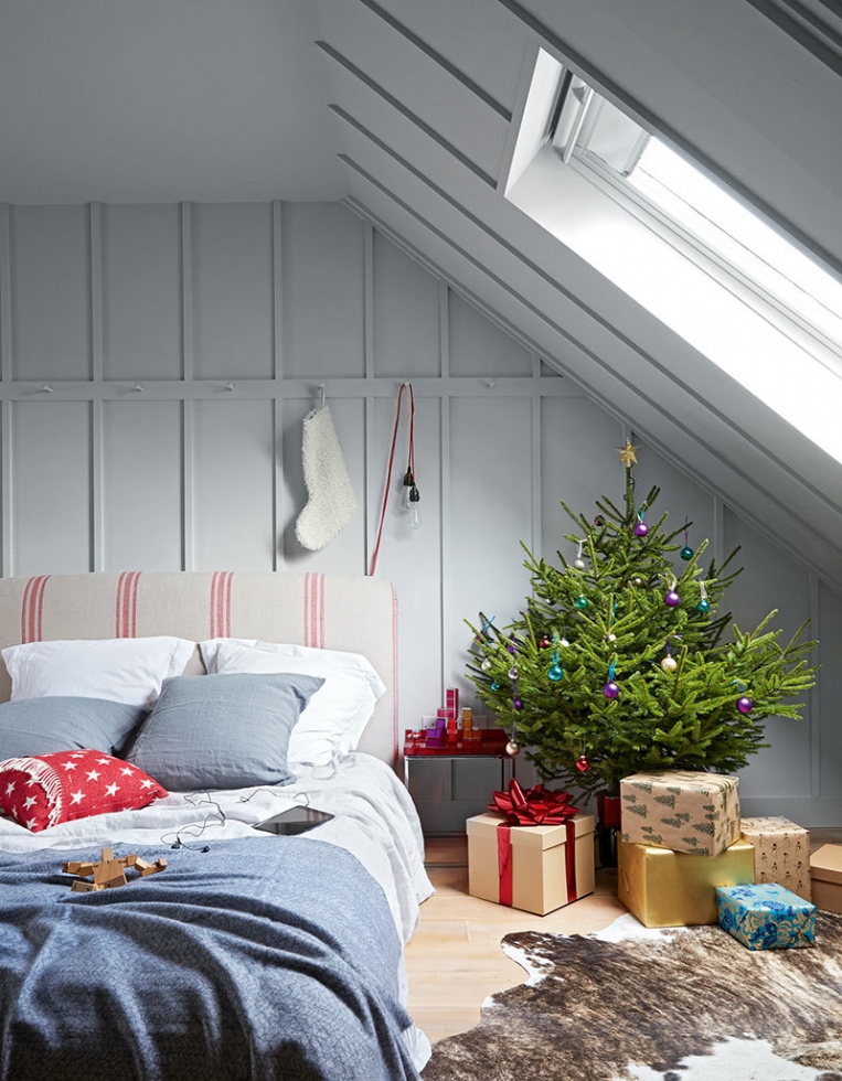 Три ёлки и интересные детали: праздничный декор для яркого дома в Лондоне Три ёлки и интересные детали: праздничный декор для яркого дома в Лондоне