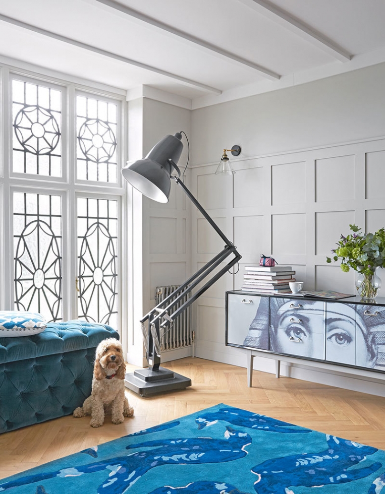 Три ёлки и интересные детали: праздничный декор для яркого дома в Лондоне Три ёлки и интересные детали: праздничный декор для яркого дома в Лондоне