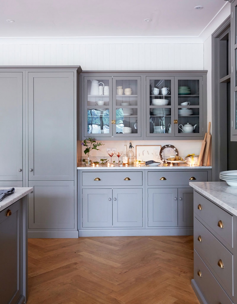 Три ёлки и интересные детали: праздничный декор для яркого дома в Лондоне Три ёлки и интересные детали: праздничный декор для яркого дома в Лондоне