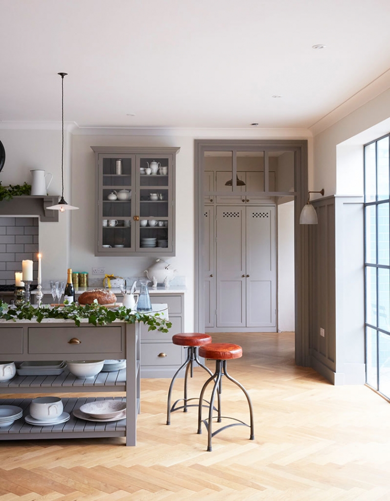 Три ёлки и интересные детали: праздничный декор для яркого дома в Лондоне Три ёлки и интересные детали: праздничный декор для яркого дома в Лондоне