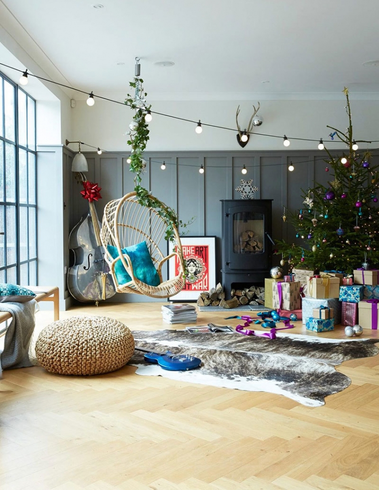 Три ёлки и интересные детали: праздничный декор для яркого дома в Лондоне Три ёлки и интересные детали: праздничный декор для яркого дома в Лондоне