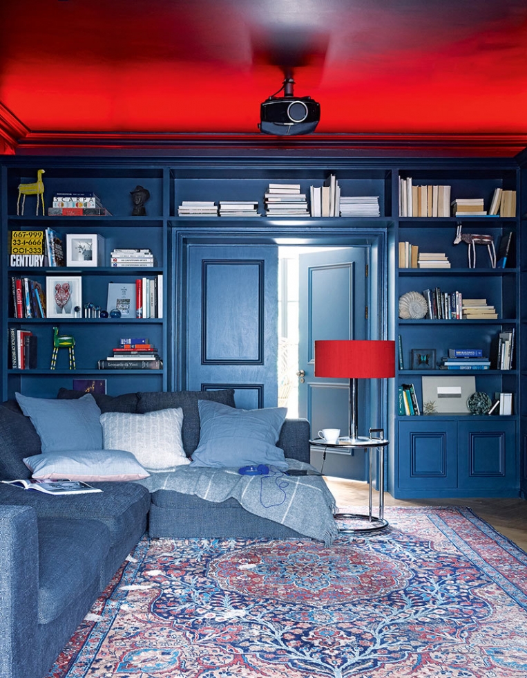 Три ёлки и интересные детали: праздничный декор для яркого дома в Лондоне Три ёлки и интересные детали: праздничный декор для яркого дома в Лондоне