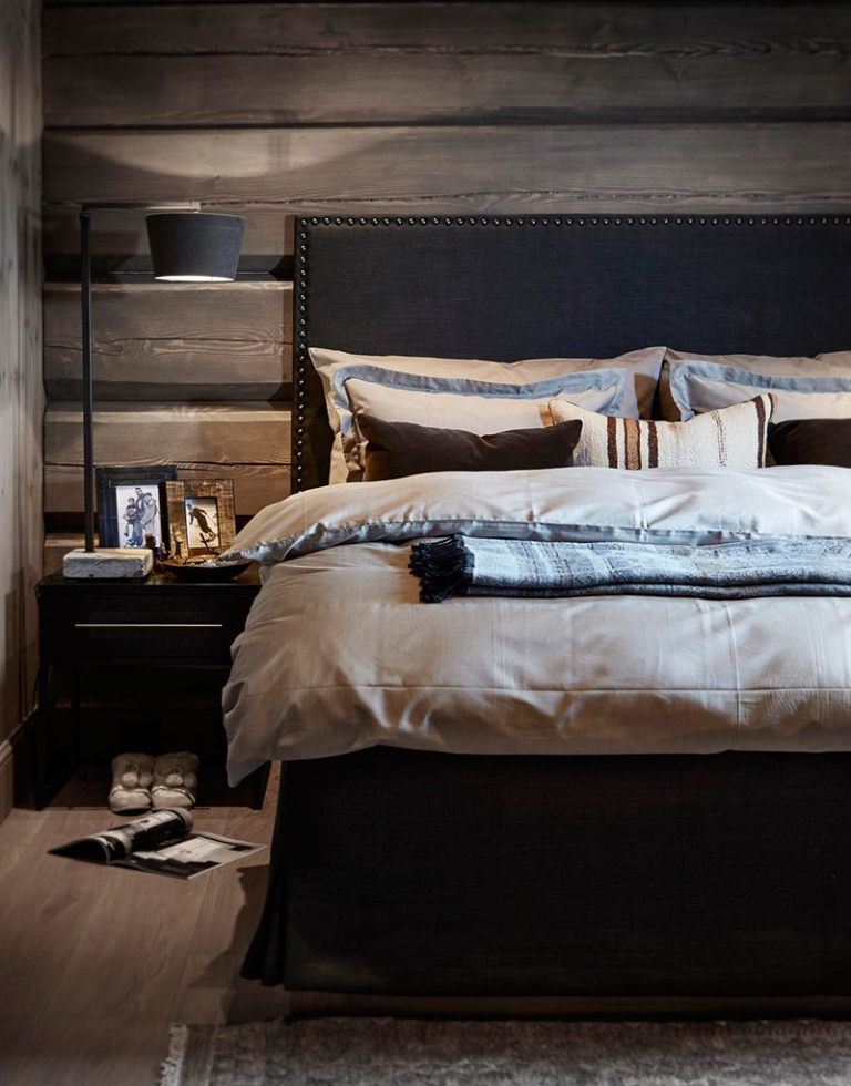 Атмосферные темные интерьеры горного шале в Норвегии