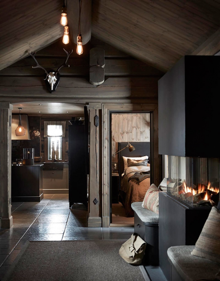 Атмосферные темные интерьеры горного шале в Норвегии
