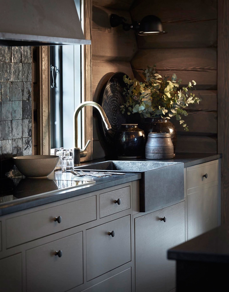 Атмосферные темные интерьеры горного шале в Норвегии