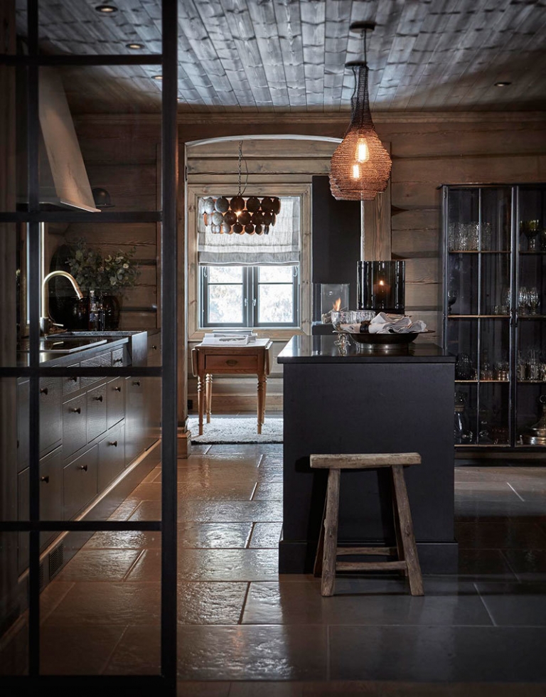 Атмосферные темные интерьеры горного шале в Норвегии