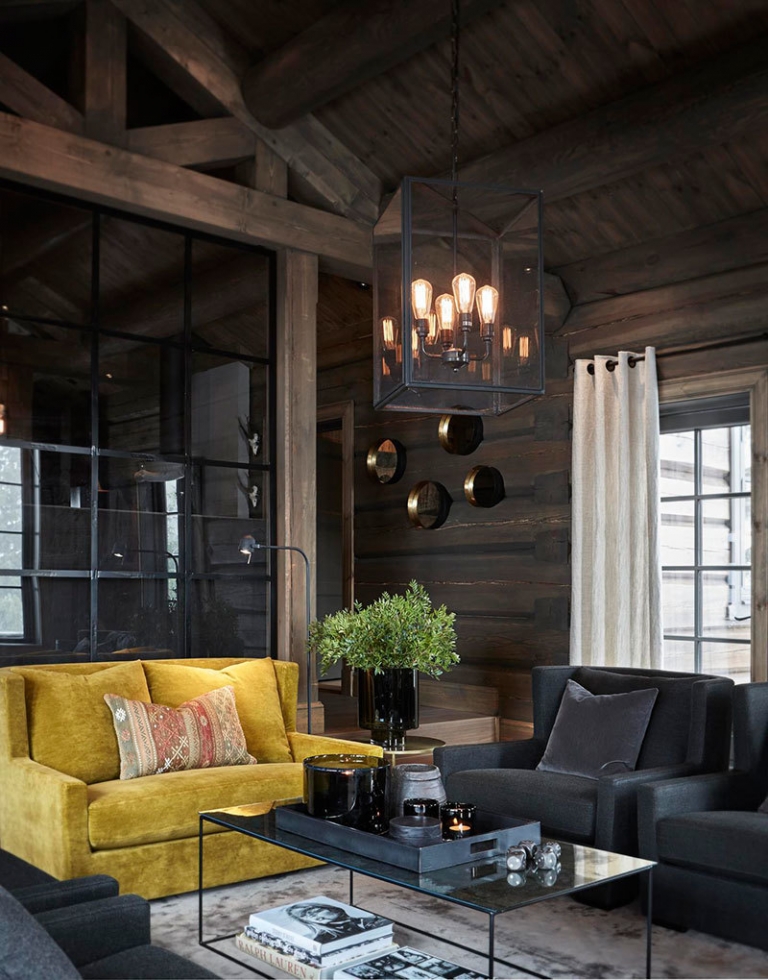 Атмосферные темные интерьеры горного шале в Норвегии
