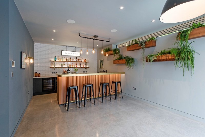 Стильный двухэтажный дом с верандой