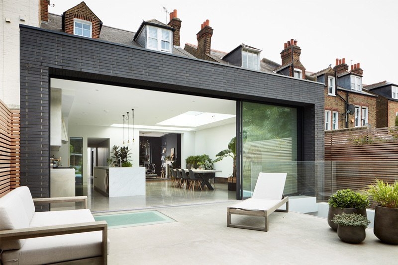 Стильный двухэтажный дом с верандой