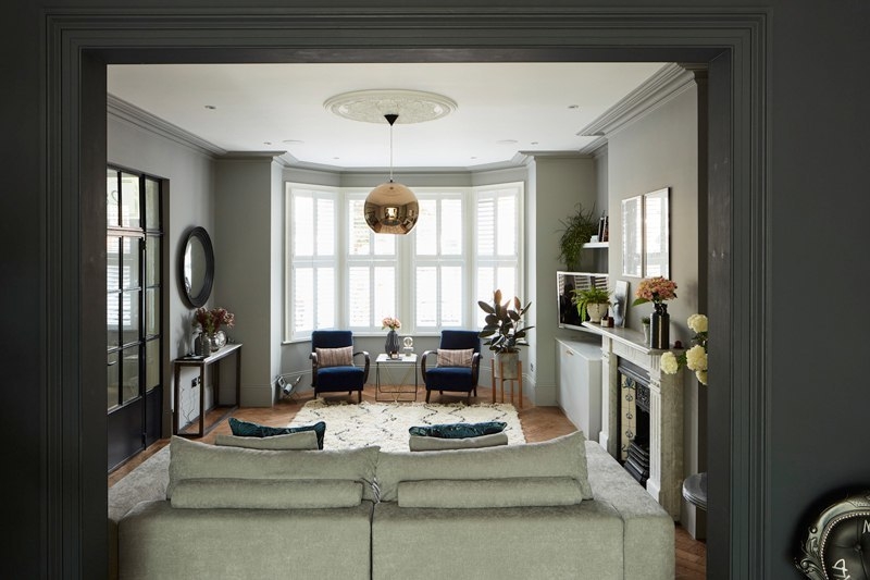 Стильный двухэтажный дом с верандой