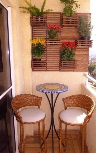 Идея для оформления стенки с растениями на балконе