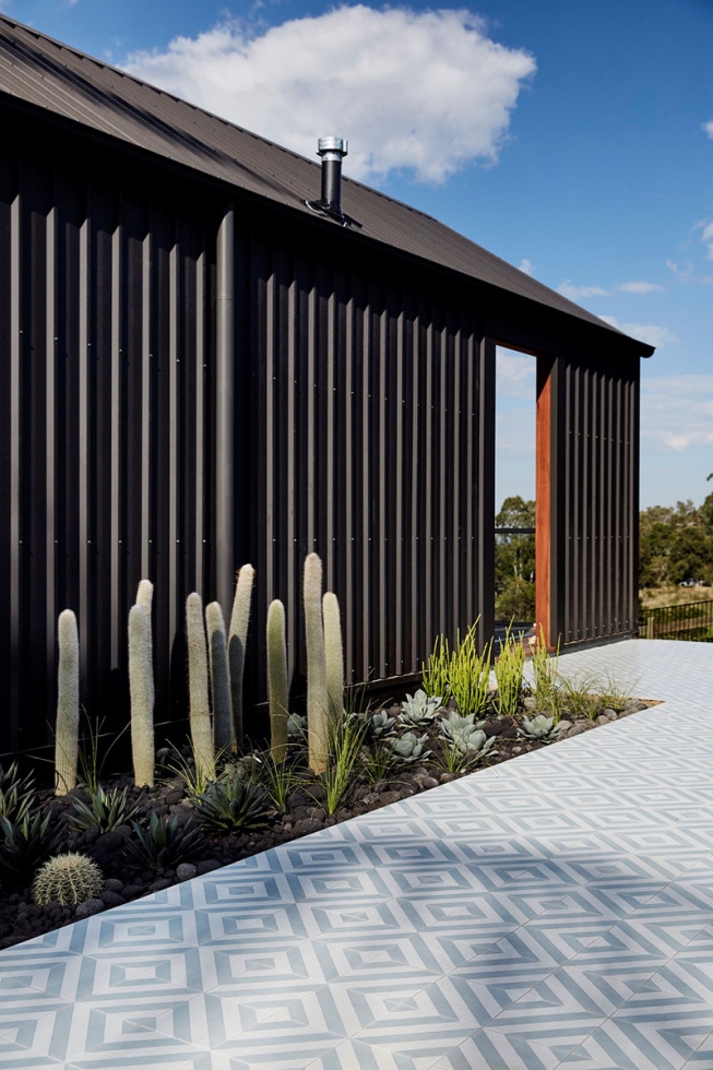 Современный дом в Австралии с необычной крышей и большой верандой Современный дом в Австралии с необычной крышей и большой верандой