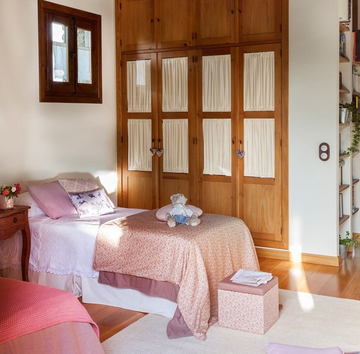 Уютный деревенский дом из камня и дерева на месте старого сарая