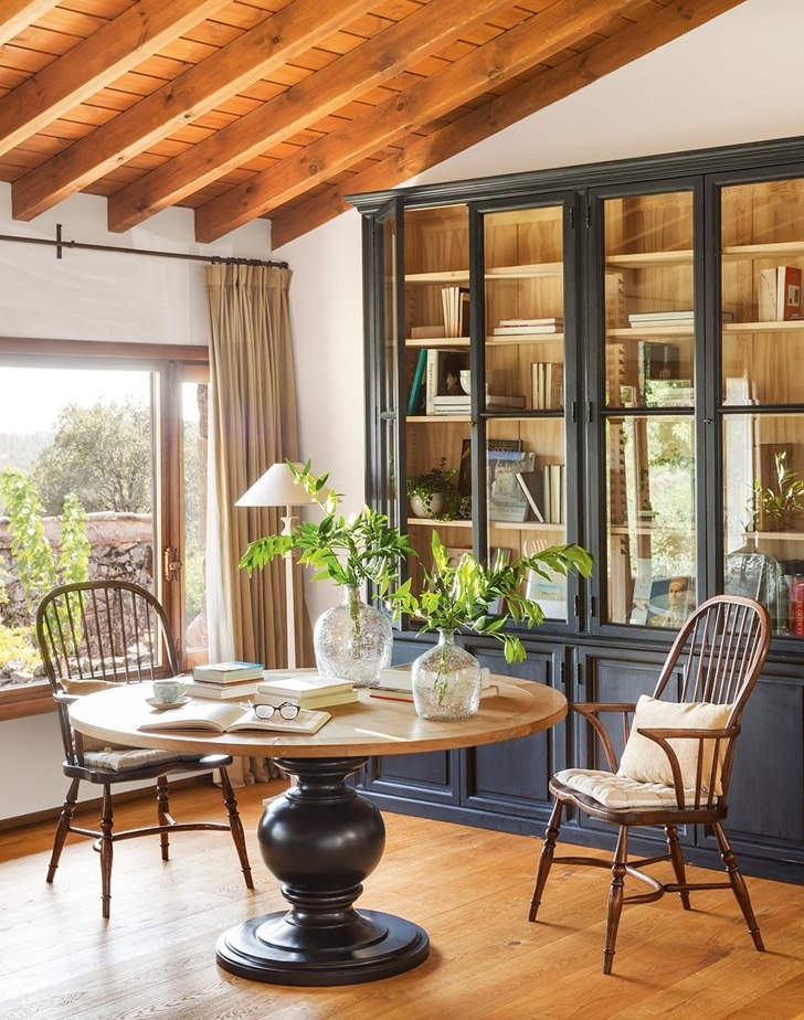 Уютный деревенский дом из камня и дерева на месте старого сарая