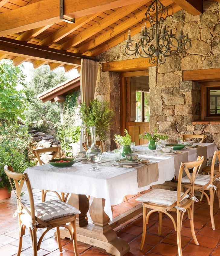 Уютный деревенский дом из камня и дерева на месте старого сарая