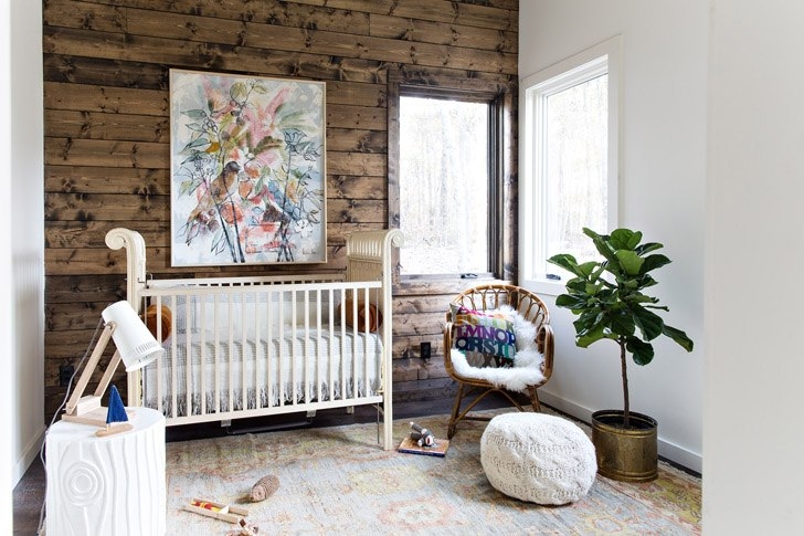 Современный деревянный дом на берегу озера Современный деревянный дом на берегу озера