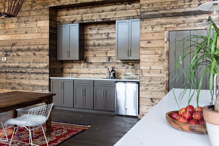 Современный деревянный дом на берегу озера Современный деревянный дом на берегу озера