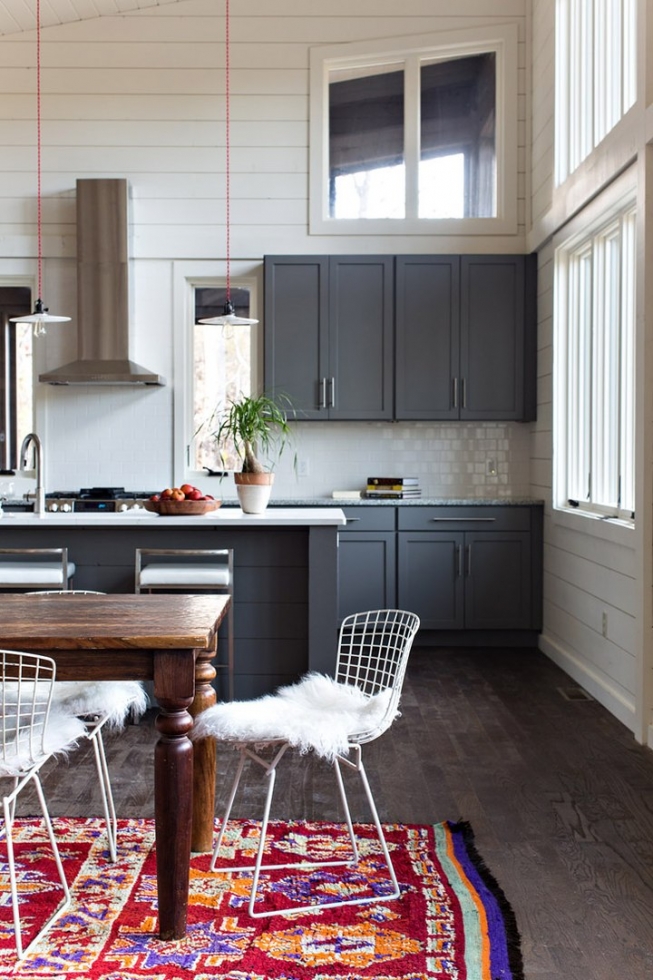 Современный деревянный дом на берегу озера Современный деревянный дом на берегу озера