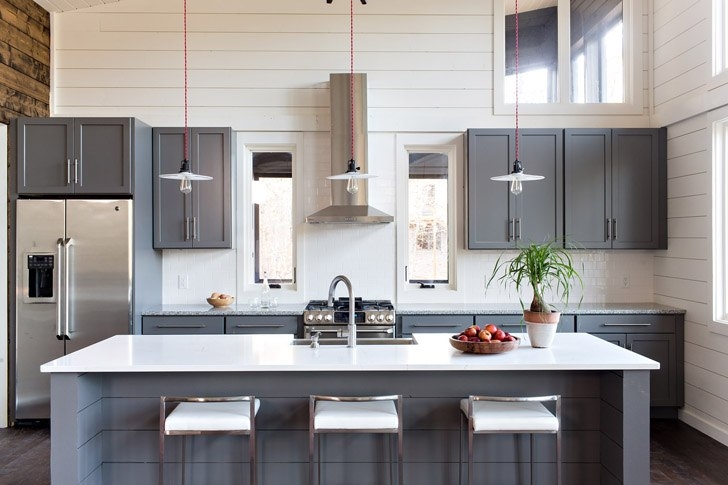 Современный деревянный дом на берегу озера Современный деревянный дом на берегу озера