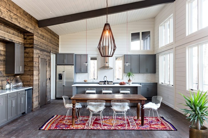 Современный деревянный дом на берегу озера Современный деревянный дом на берегу озера