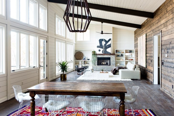 Современный деревянный дом на берегу озера Современный деревянный дом на берегу озера