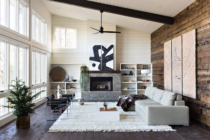 Современный деревянный дом на берегу озера Современный деревянный дом на берегу озера