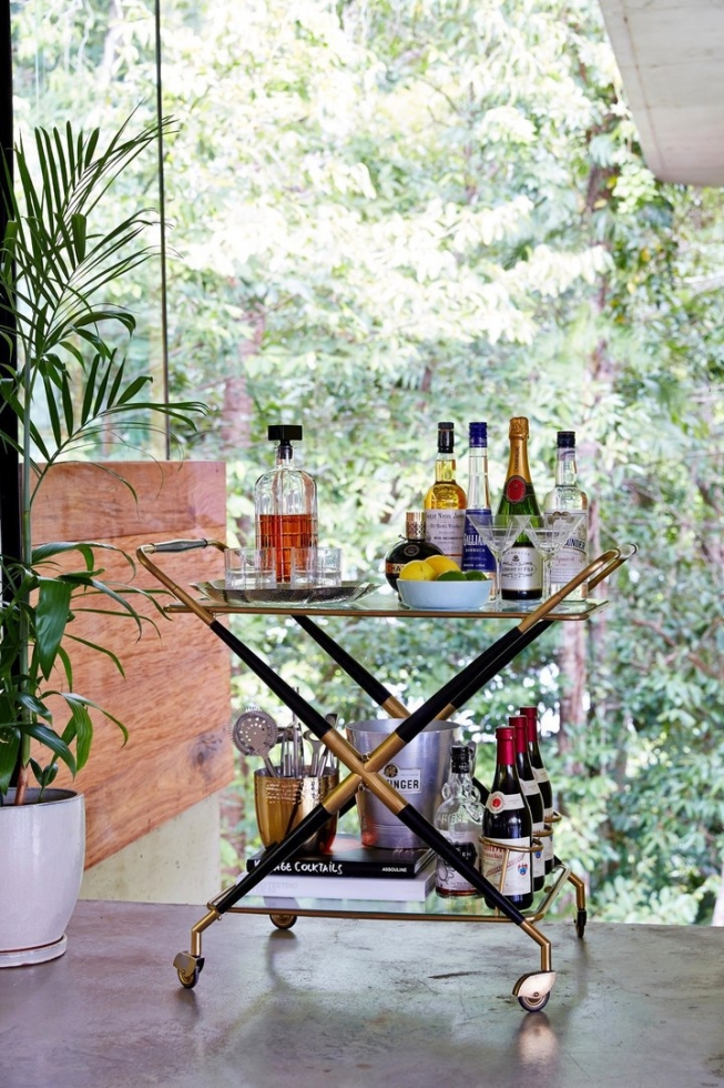 Стеклянный дом в тропическом лесу