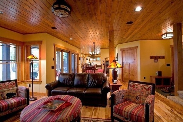 Деревянный дом в лесу Деревянный дом в лесу