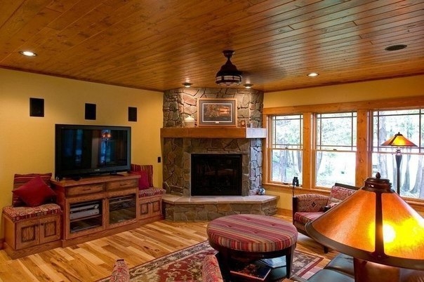 Деревянный дом в лесу Деревянный дом в лесу